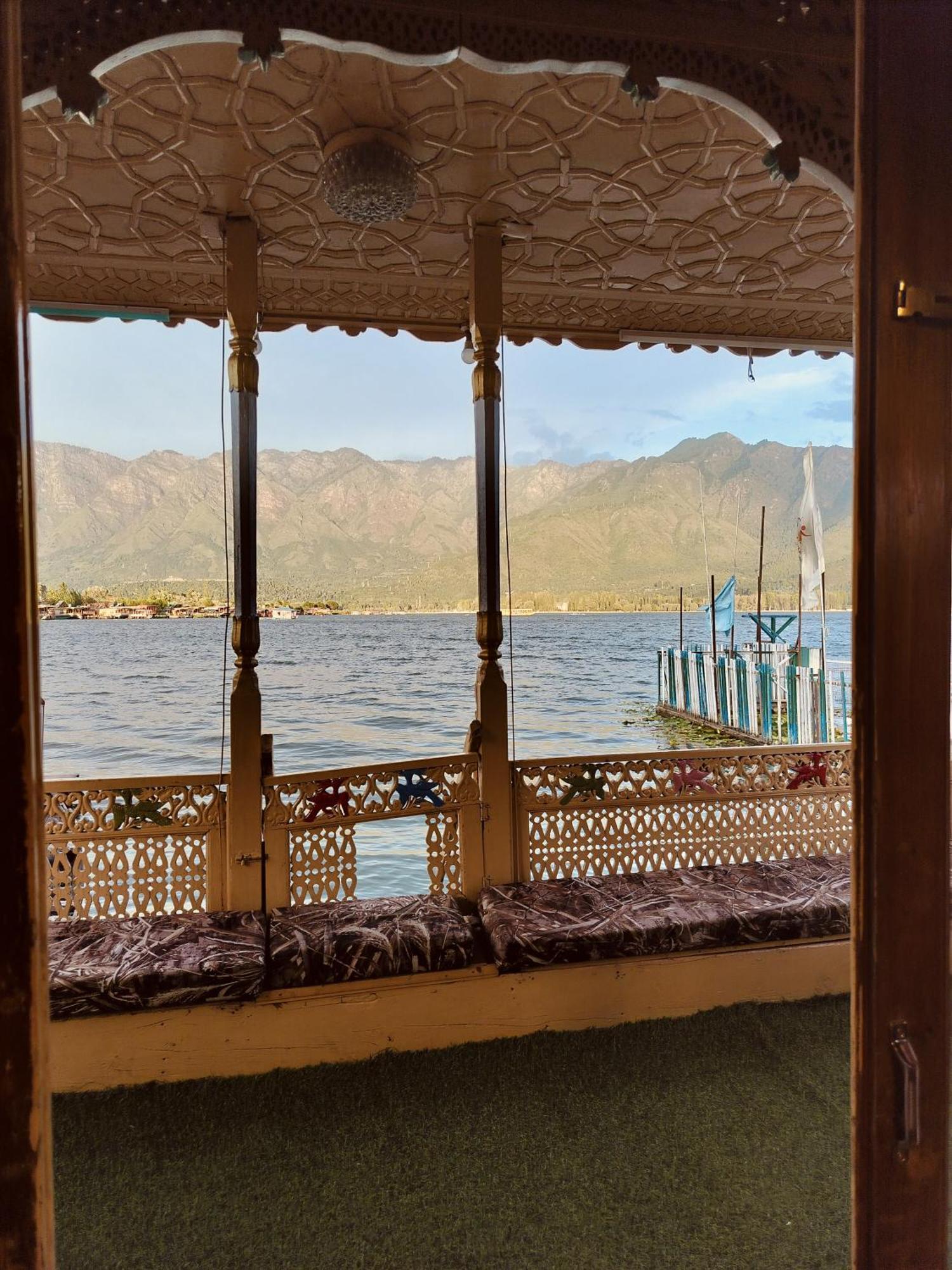 Houseboat Young Snow View Front Line Dal Lake Сринагар Экстерьер фото