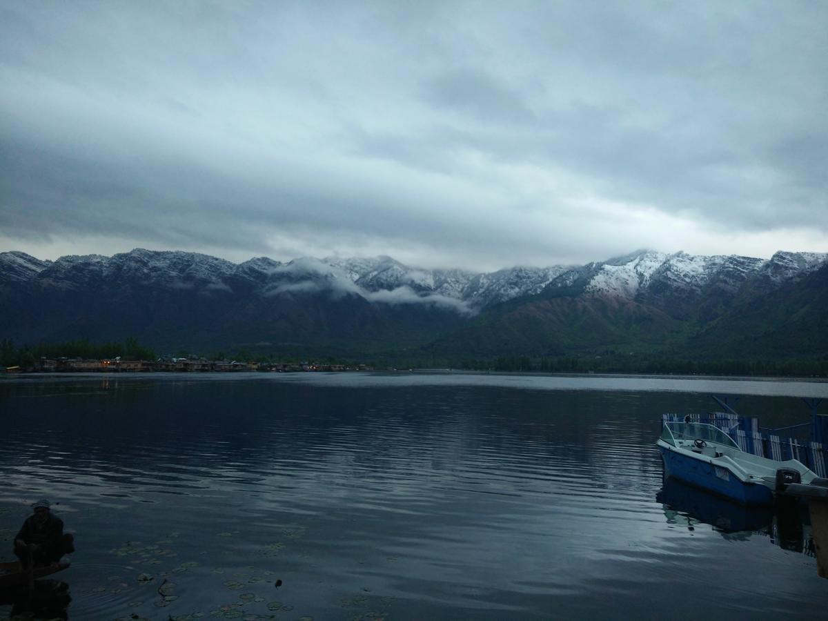 Houseboat Young Snow View Front Line Dal Lake Сринагар Экстерьер фото