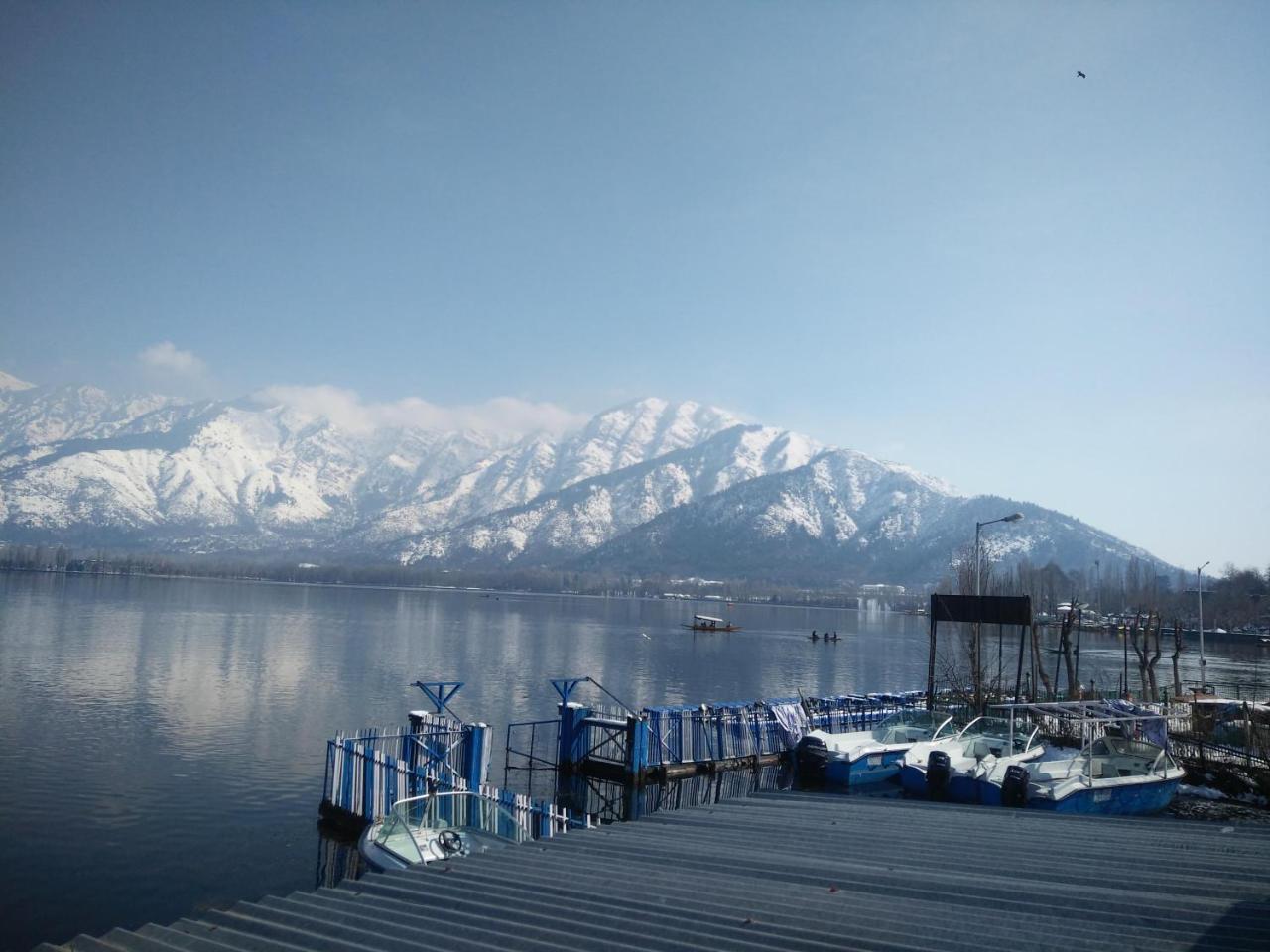 Houseboat Young Snow View Front Line Dal Lake Сринагар Экстерьер фото