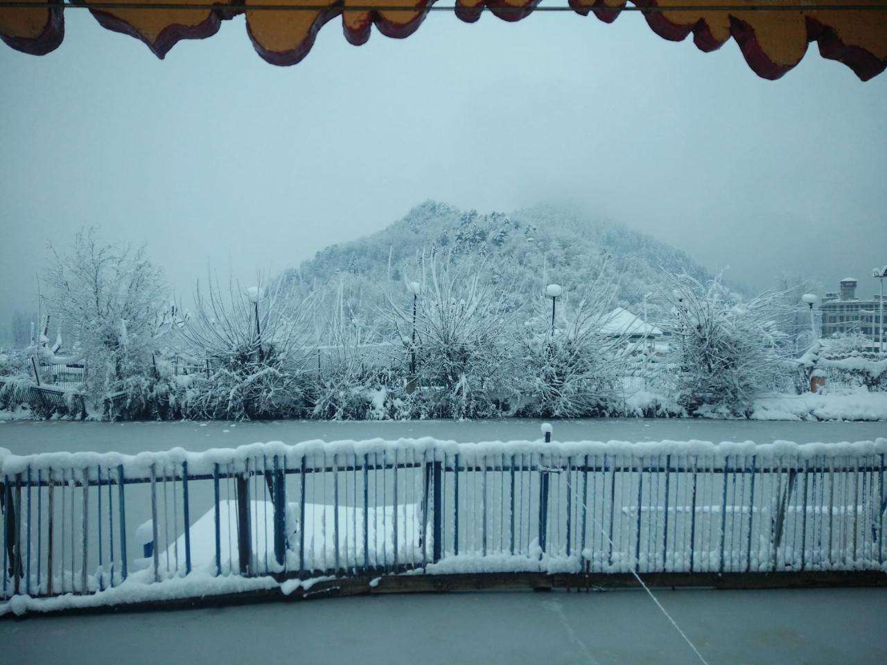 Houseboat Young Snow View Front Line Dal Lake Сринагар Экстерьер фото